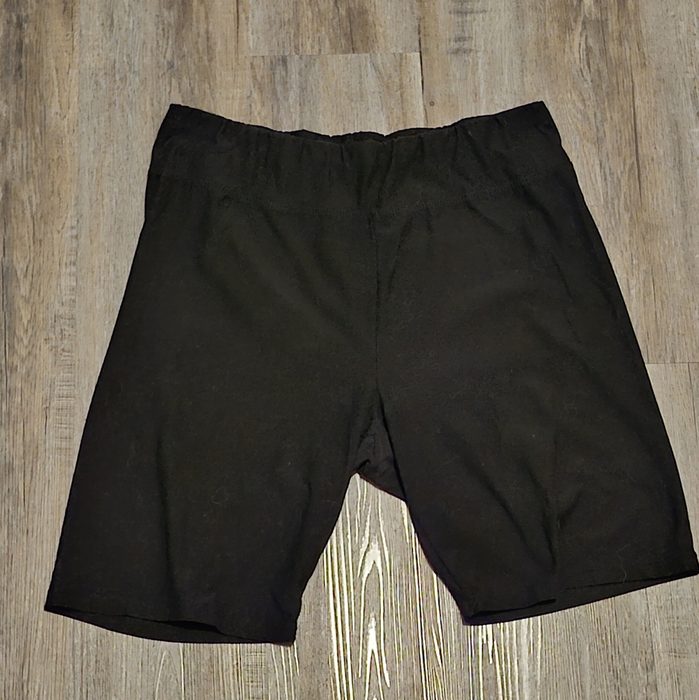 Terra & Sky Women's Black Athletic Shorts